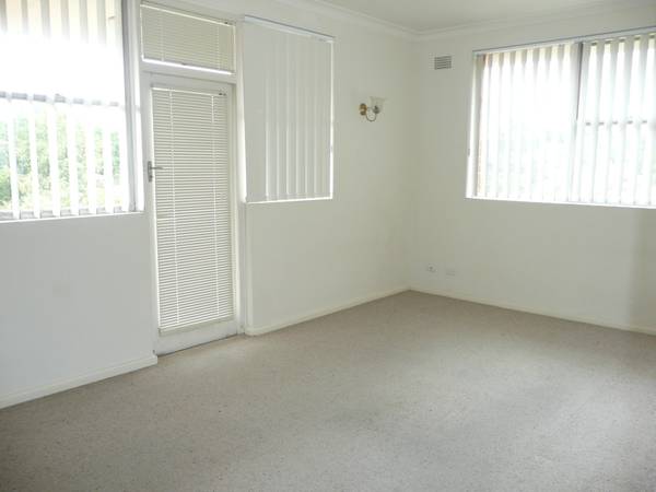 LARGE 1 BEDROOM IN SMALL COMPLEX Picture