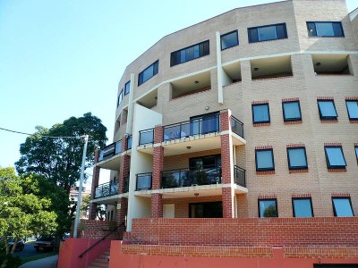 HANDY AND HUGE IN HOMEBUSH Picture