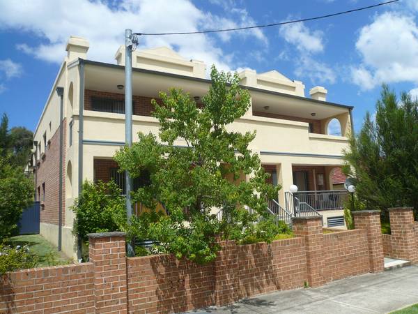 LARGE, MODERN & TILED Picture 1