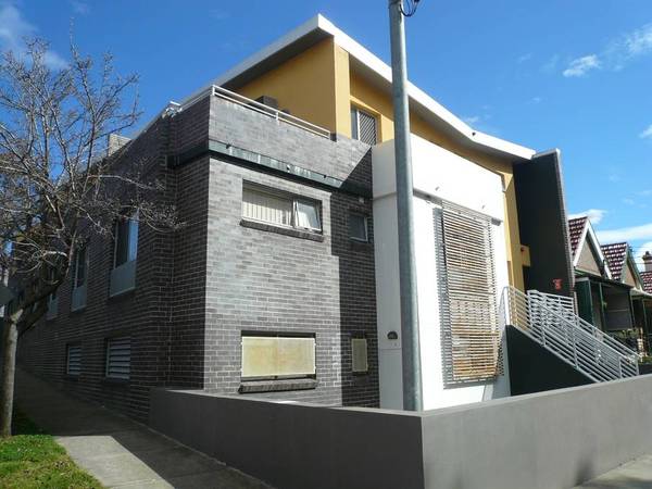 MODERN AND SECURE - WALK TO THE STATION Picture 1