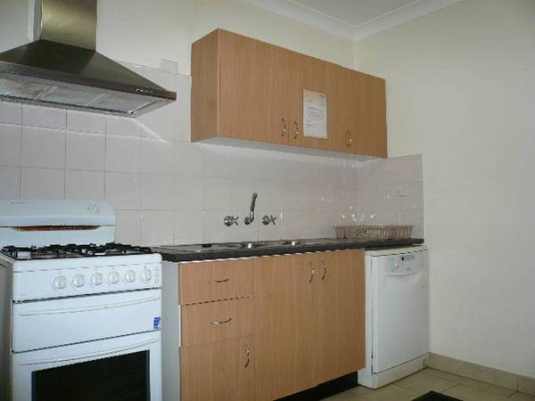 MODERN AND SECURE - WALK TO THE STATION Picture 3