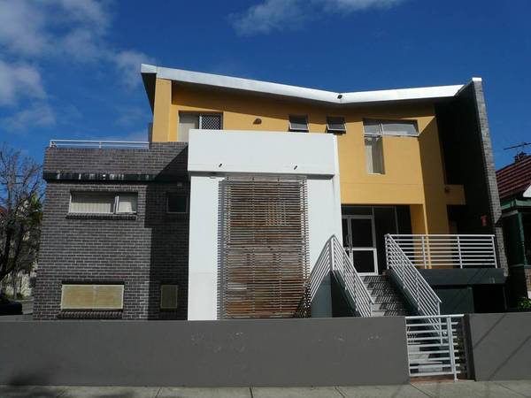 MODERN AND SECURE - WALK TO THE STATION Picture 2