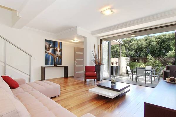 TERRIFIC TOWNHOUSE - WITH ALL THE TRIMMINGS Picture