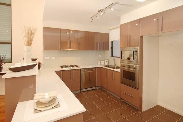 TERRIFIC TOWNHOUSE - WITH ALL THE TRIMMINGS Picture