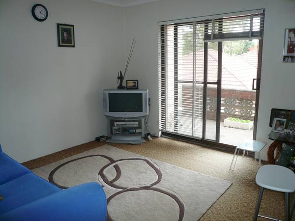 SPACIOUS - WALK TO STATION Picture