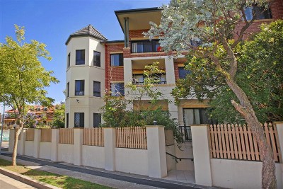 3 Bedroom with Garden Courtyard Picture