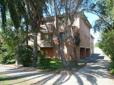 GRAND LIVING - BUILT-IN ROBES TO BE INSTALLED Picture