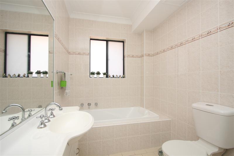 Spacious Layout with Rear of Block Position Picture 3