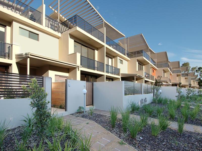 As new, lifestyle, water-views. Includes separate studio! Picture 1