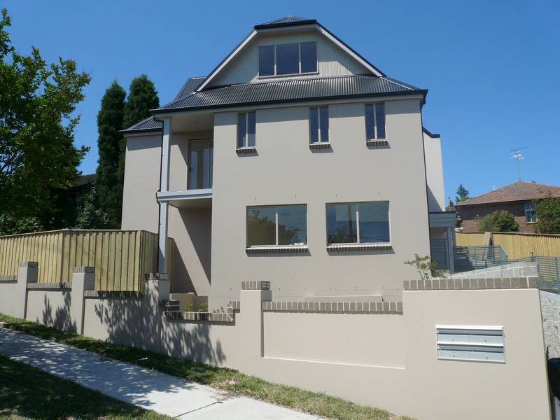 BRAND NEW 2 BEDROOM SPLIT LEVEL TOWN HOUSE WITH AIR! Picture 1