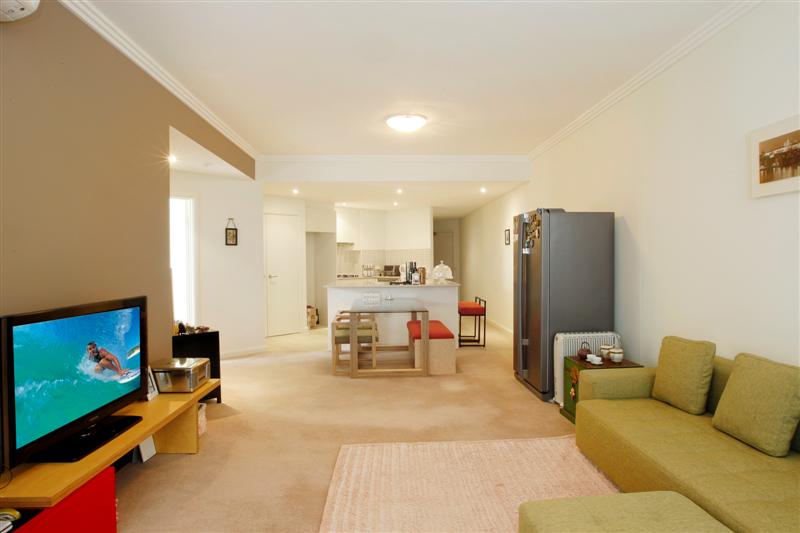 Direct Olympic Stadium Views with Water Glimpses Picture 2