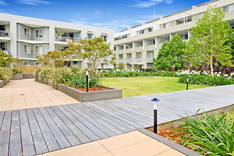 SPLIT LEVEL IN BELLAGIO! Picture 1