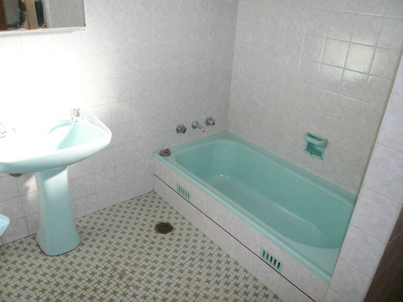 SPACIOUS HOME - OPPOSITE PARK, CLOSE TO STATION! Picture