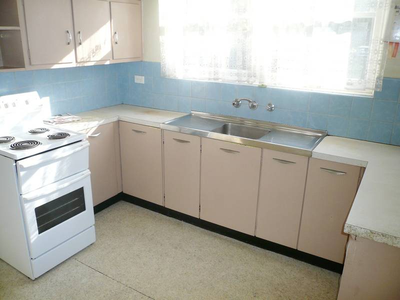 SPACIOUS HOME - OPPOSITE PARK, CLOSE TO STATION! Picture