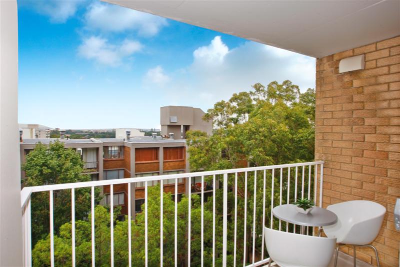 FULLY RENOVATED - LEVEL 6 LEAFY OUTLOOK Picture 3