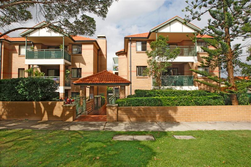 Spacious Floorplan with Large Entertainers Balcony Picture 2