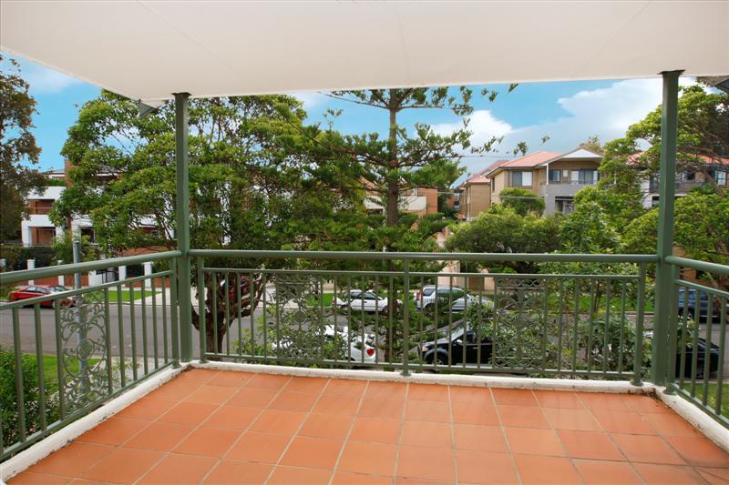 Spacious Floorplan with Large Entertainers Balcony Picture 3