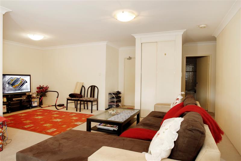 Spacious Floorplan with Large Entertainers Balcony Picture 1