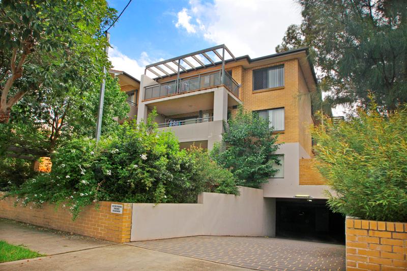 Neatly Presented Garden Apartment Picture 1