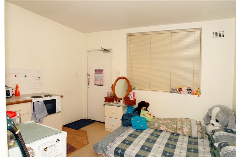 Ground Floor Studio Apartment Picture 2