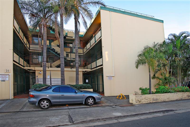 Ground Floor Studio Apartment Picture 1