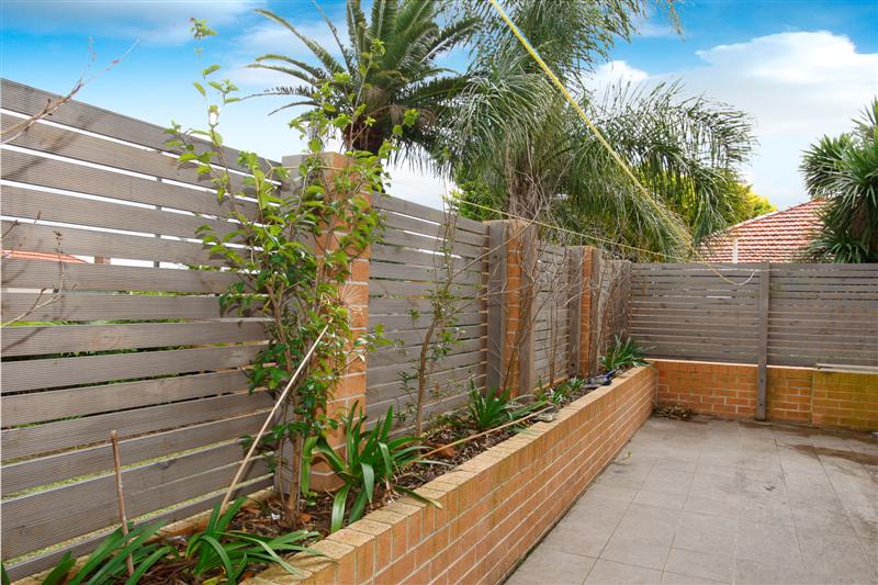 Large Interiors with Garden Courtyard Picture 2