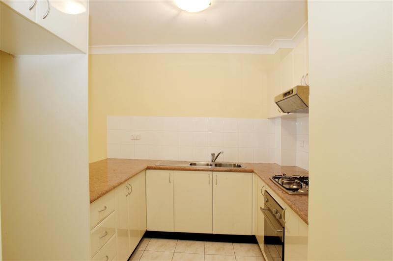 Light filled, Spacious unit Picture 2