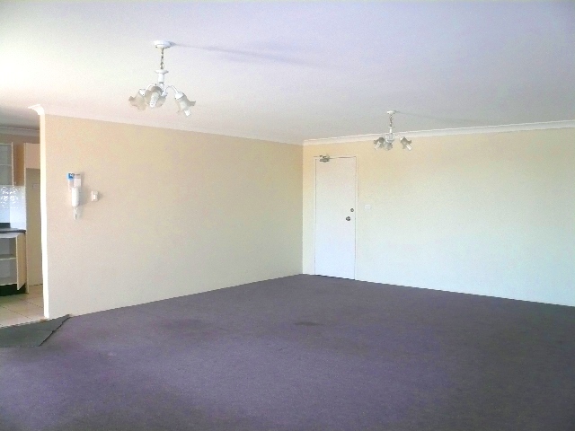ENORMOUS 2 BEDROOM UNIT IN SECURITY COMPLEX! Picture 3
