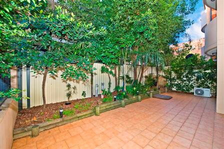 Dual Courtyard Apartment Picture 3