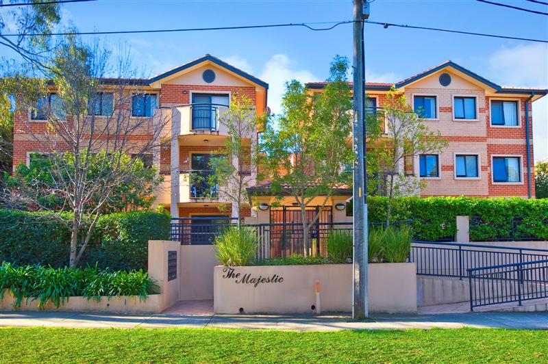 Dual Courtyard Apartment Picture 1