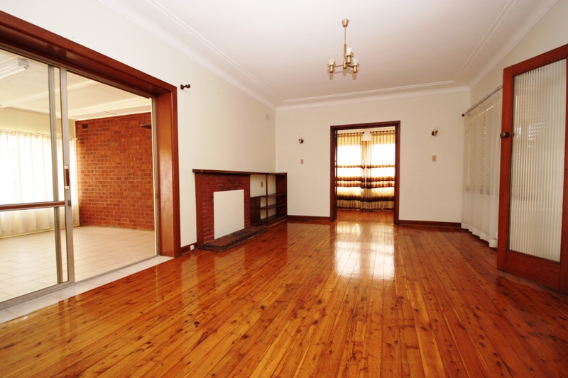 LARGE FAMILY HOME - WALK TO STATION
SHOPS! Picture 2