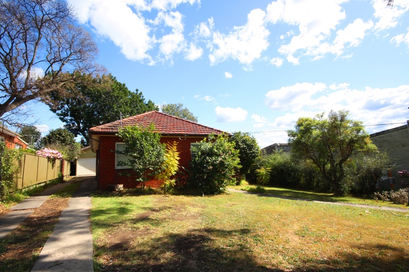 LARGE FAMILY HOME - WALK TO STATION
SHOPS! Picture 1