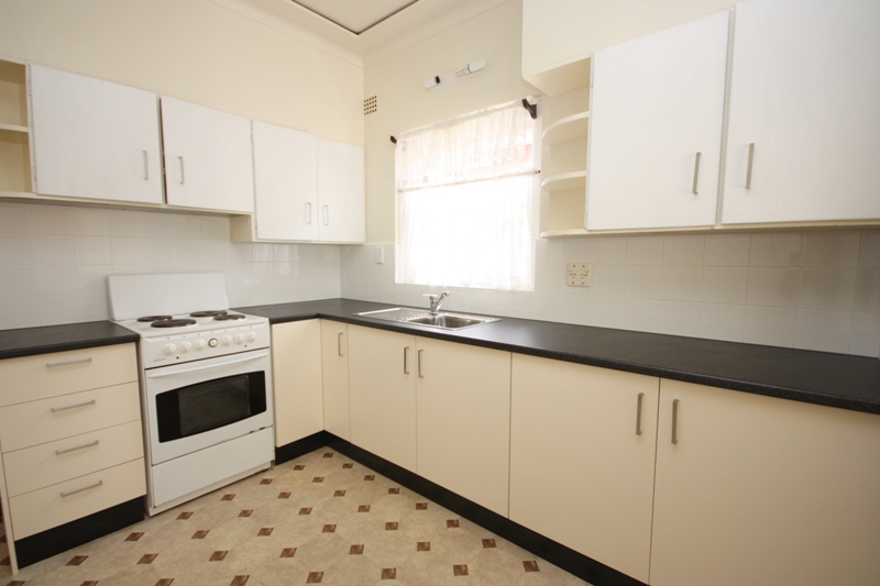 LARGE FAMILY HOME - WALK TO STATION
SHOPS! Picture 3