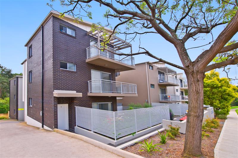 Split Level, Ground Floor, Courtyard Apartment Picture 1
