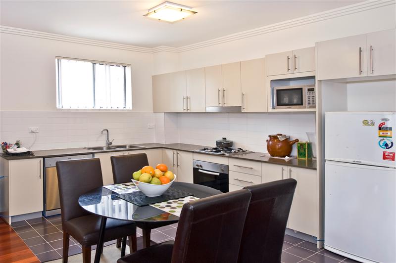 Split Level, Ground Floor, Courtyard Apartment Picture 3