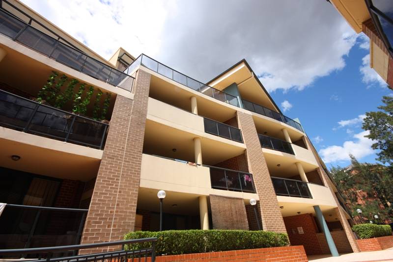 DUCTED A/C & ENORMOUS BEDROOMS! Picture 1