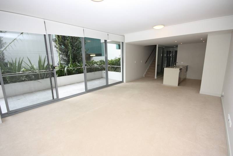 TOWN HOUSE STYLED LIVING Picture 3