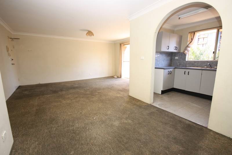 SPACIOUS - TOP FLOOR - LOCK UP GARAGE Picture 3