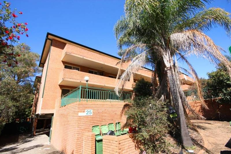 SPACIOUS - TOP FLOOR - LOCK UP GARAGE Picture 1