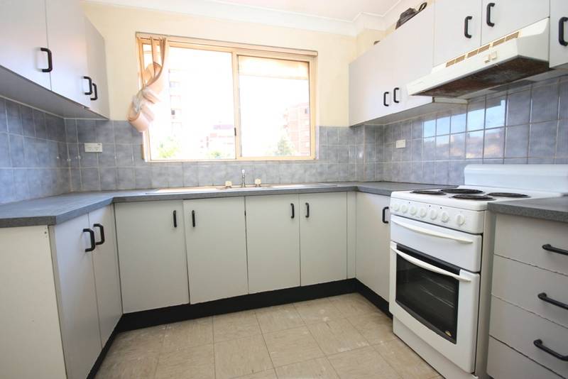 SPACIOUS - TOP FLOOR - LOCK UP GARAGE Picture 2