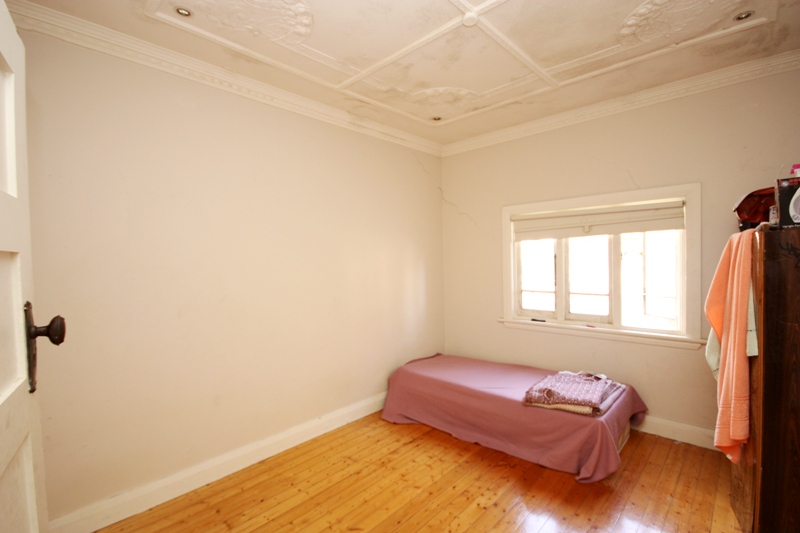 RENOVATED SEMI IN EXTRA HANDY LOCATION Picture 3