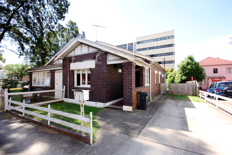 RENOVATED SEMI IN EXTRA HANDY LOCATION Picture 1