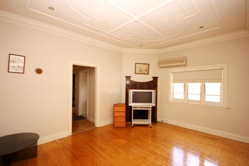 RENOVATED SEMI IN EXTRA HANDY LOCATION Picture 2