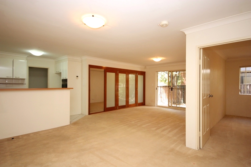 GROUND FLOOR DELIGHT - VERY POPULAR COMPLEX! Picture 2