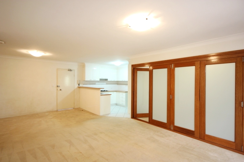 GROUND FLOOR DELIGHT - VERY POPULAR COMPLEX! Picture 3