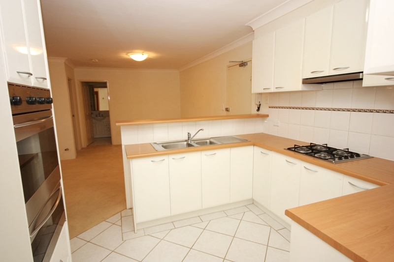 GROUND FLOOR DELIGHT - VERY POPULAR COMPLEX! Picture 1