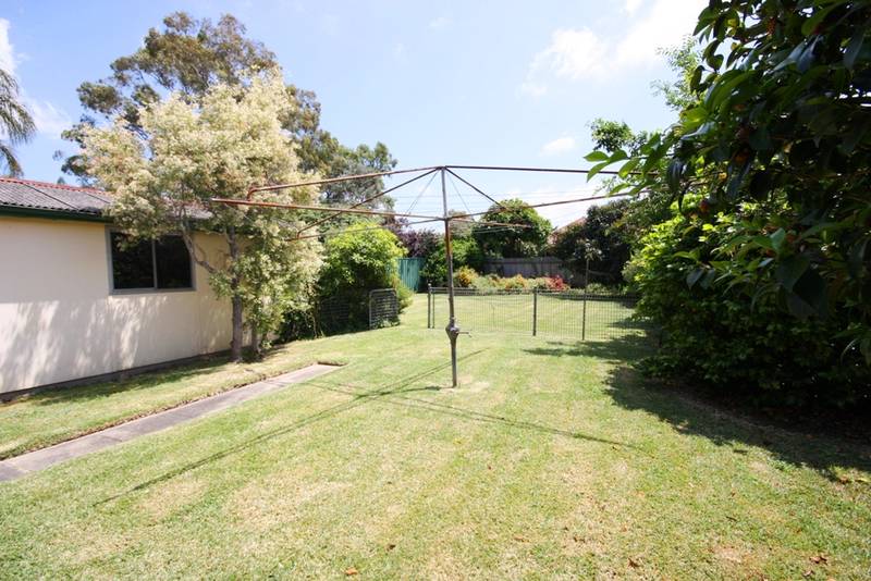 LOW MAINTENANCE CONVENIENT HOME Picture 2