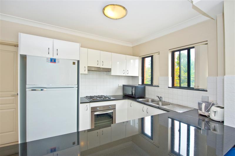 Bright & Spacious Top Floor Position Picture 3