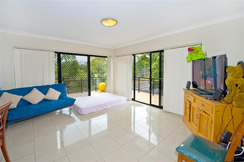 Bright & Spacious Top Floor Position Picture 2