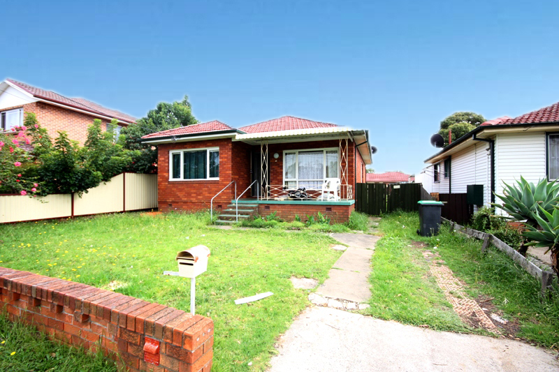 LARGE 3 BEDROOM HOME Picture 1